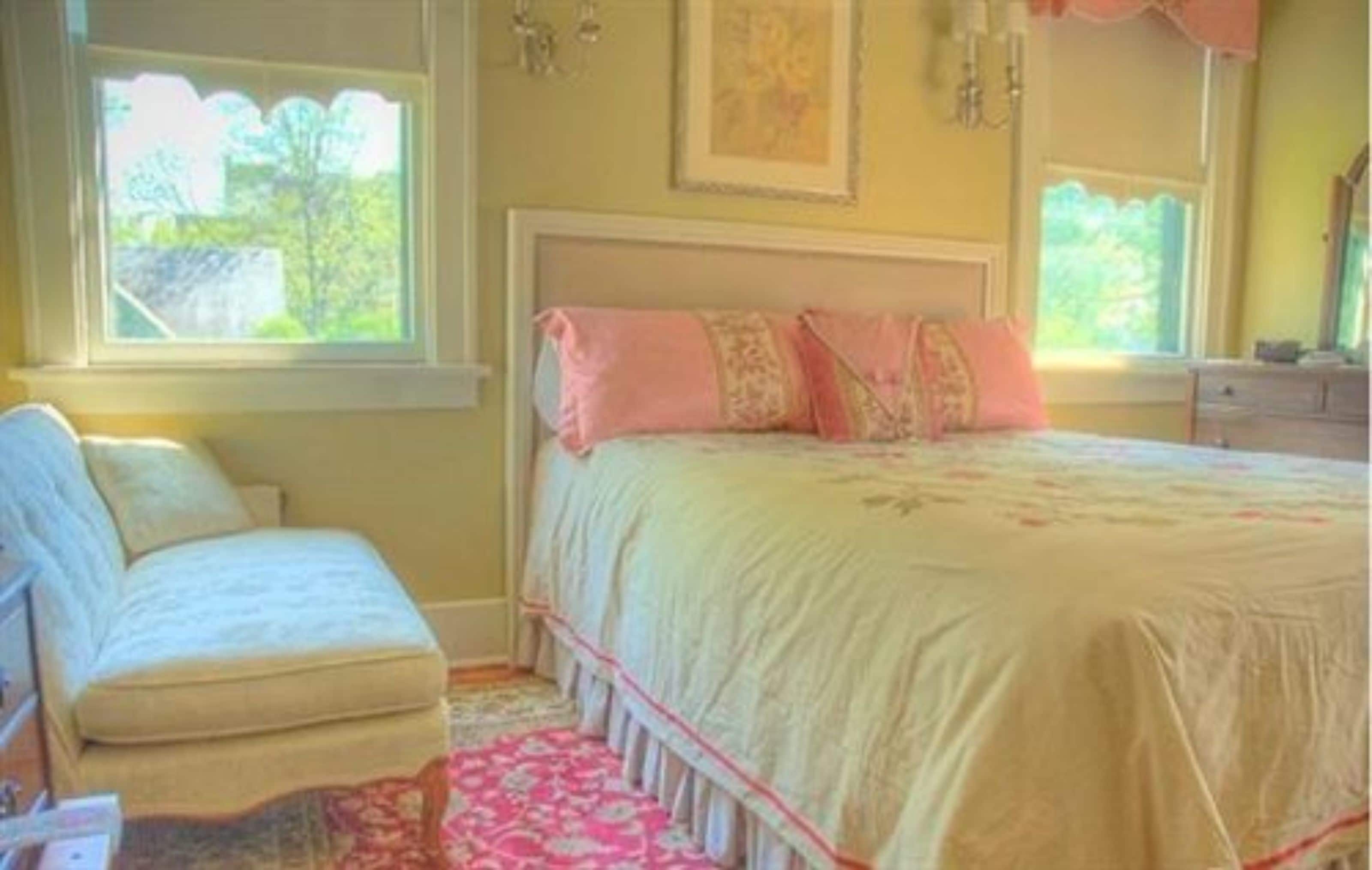 Classic Room, 1 Queen Bed | Premium bedding, soundproofing, iron/ironing board, free WiFi