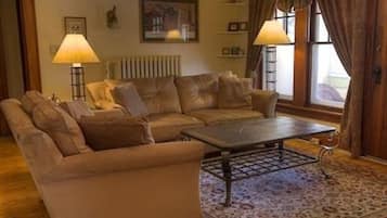 Deluxe Suite, 2 Bedrooms | Premium bedding, soundproofing, iron/ironing board, free WiFi