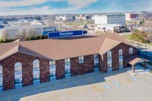 Il s’agit d’un bâtiment en briques sur lequel on peut voir une enseigne « Travelodge by Wyndham ». Il dispose d’un parking, dont certaines places sont réservées aux personnes handicapées.