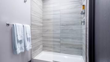 Room, 1 Queen Bed, Accessible, Non Smoking (Mobility) | Bathroom | Hair dryer, towels, soap, shampoo