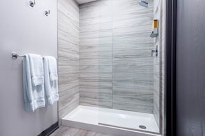 Room, 1 Queen Bed, Accessible, Non Smoking (Mobility) | Bathroom | Hair dryer, towels, soap, shampoo