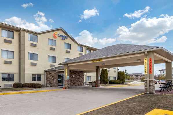 Un hôtel Comfort Inn doté d’un parking couvert et d’un panneau indiquant la proximité d’un magasin Walmart.