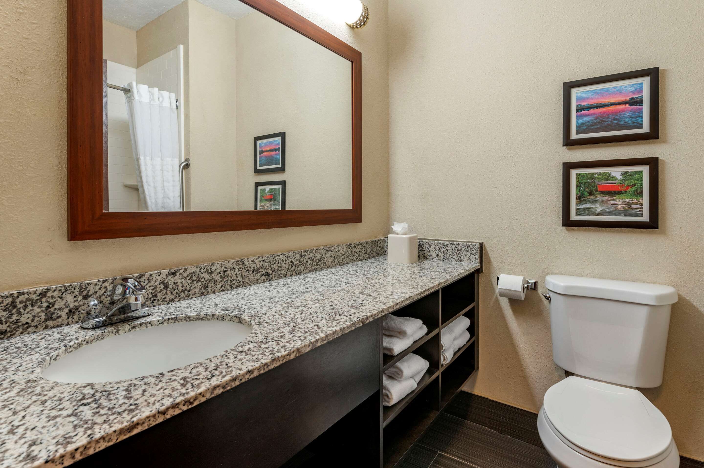 standard room, 1 king bed, non smoking | bathroom | free toiletries, hair dryer, towels, soap