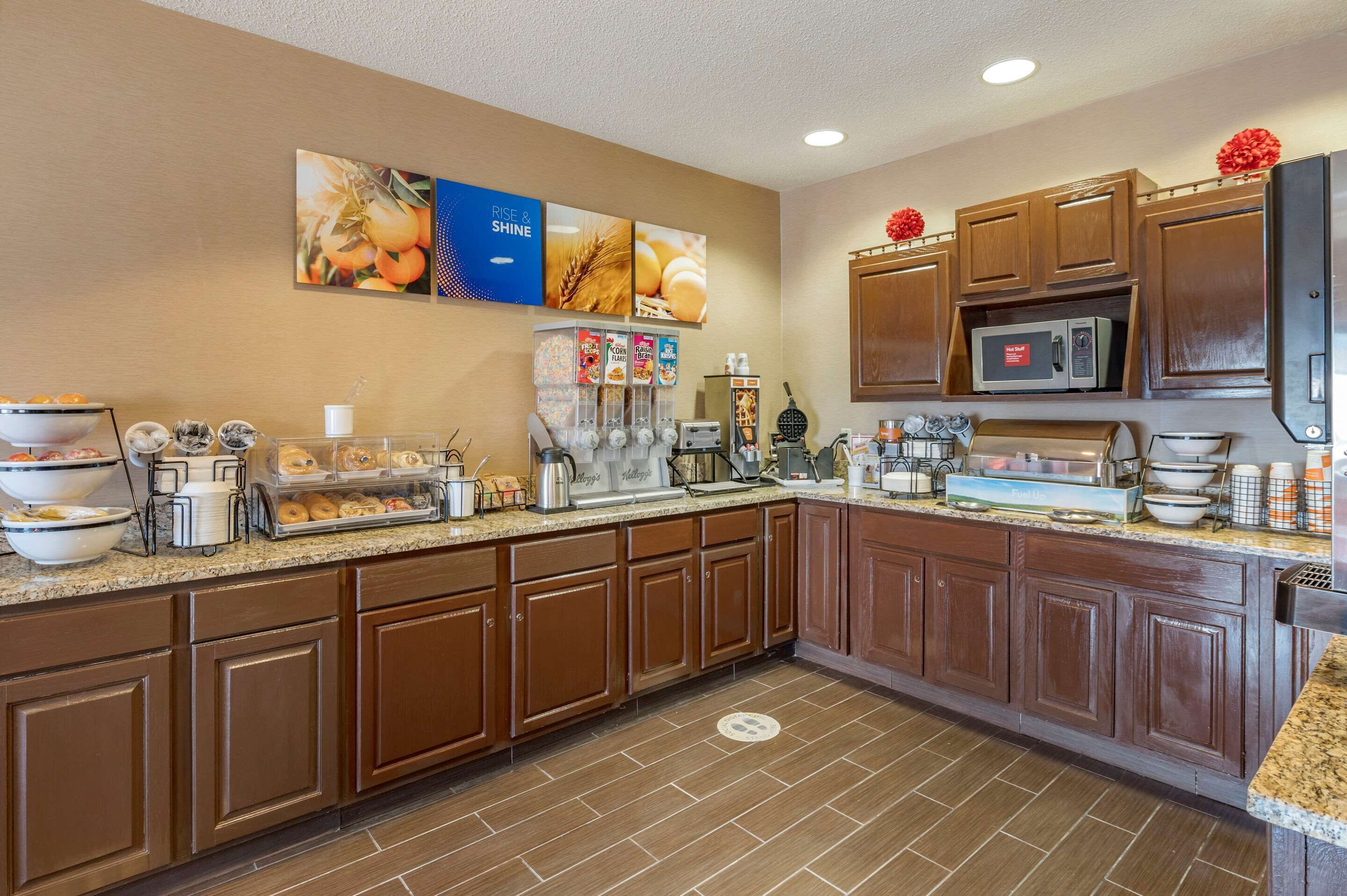 free daily continental breakfast