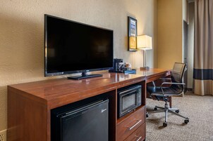 高档床上用品、加厚床垫、办公桌、笔记本电脑工作区