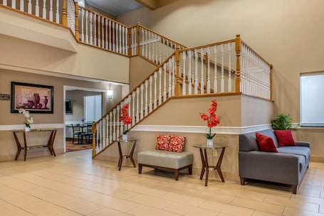 Lobby. Quality Inn Bloomington near University