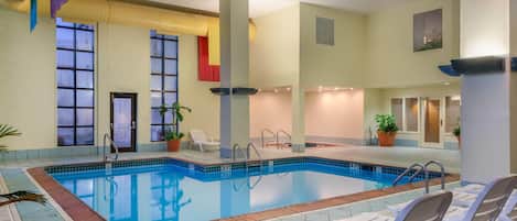 Piscina interna, funciona das 8h às 22h, espreguiçadeiras