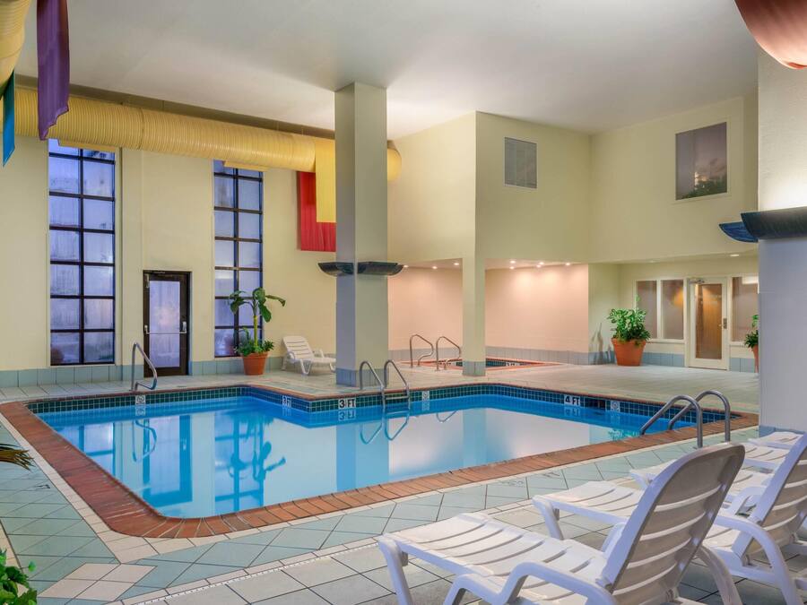 Innendørsbasseng og solsenger