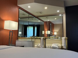 Upgraded, Habitación, 1 cama de matrimonio, no fumadores, bañera de hidromasaje | Ropa de cama hipoalergénica y decoración individual