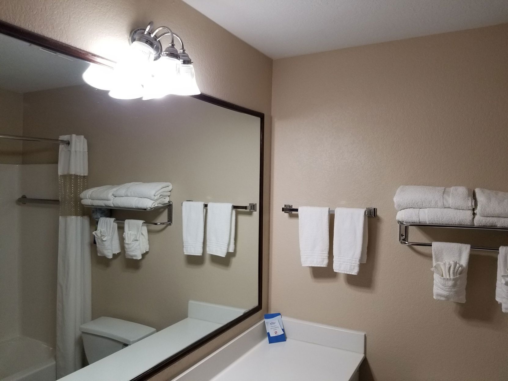 Badeværelse | Bruser, gratis toiletartikler, hårtørrer, håndklæder