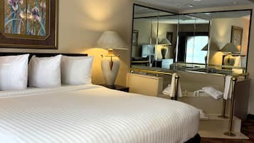 Executive Suite, 1 King Bed, Non Smoking, Jetted Tub (2 Rooms) | Hypo-allergenic bedding, individually decorated, individually furnished