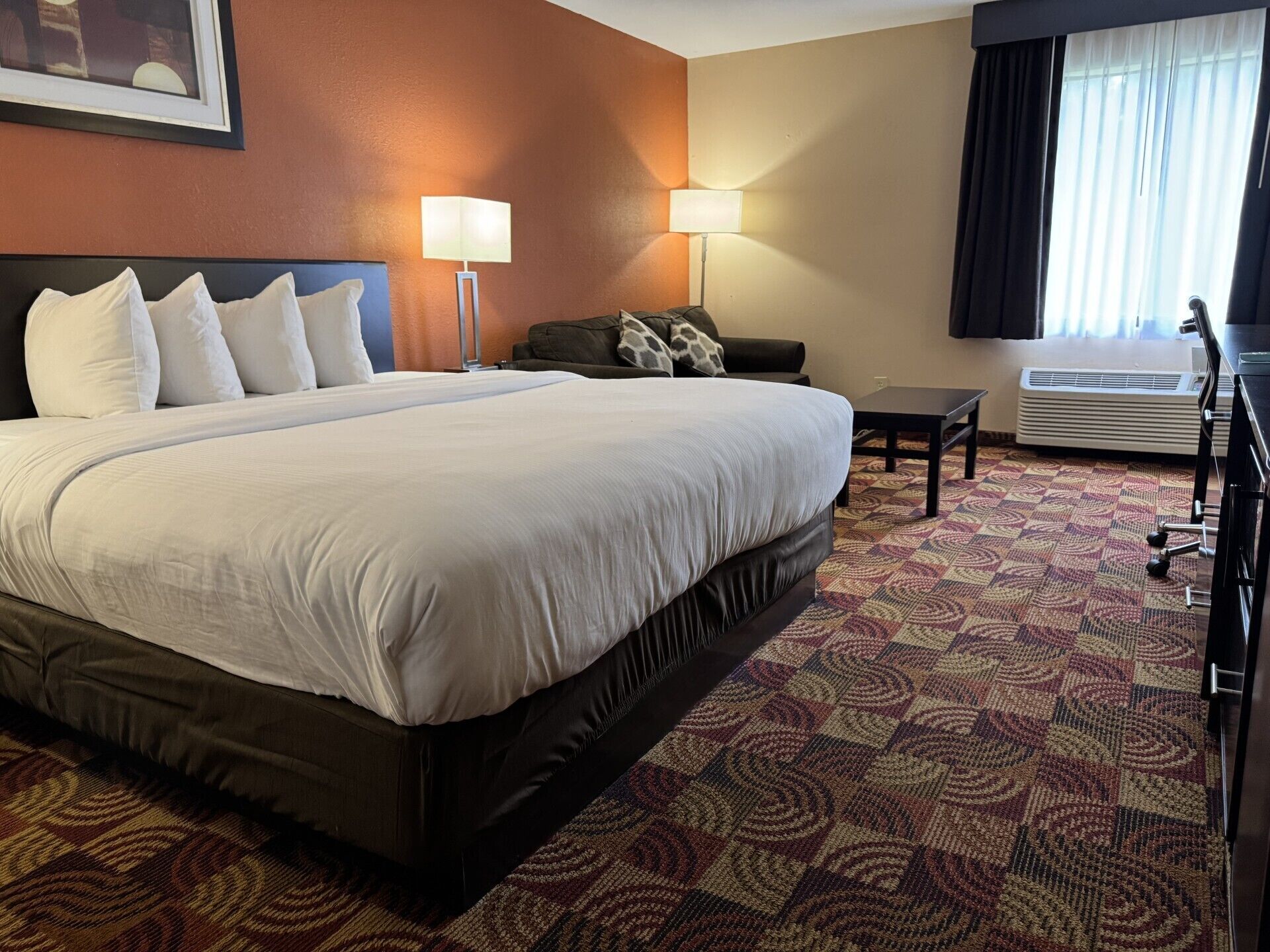 Deluxe-huone, 1 suuri parisänky, tupakointi kielletty | Allergiatestatut vuodevaatteet, yksilöllisesti sisustettu