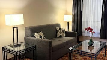 Deluxe Suite, 1 King Bed, Non Smoking, Executive Level | Hypo-allergenic bedding, individually decorated, individually furnished