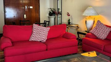 Executive Suite, 1 King Bed, Non Smoking, Jetted Tub (2 Rooms)