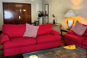 Hypo-allergenic bedding, individually decorated, individually furnished - Baymont by Wyndham Plainfield/ Indianapolis Arpt Area (Plainfield)