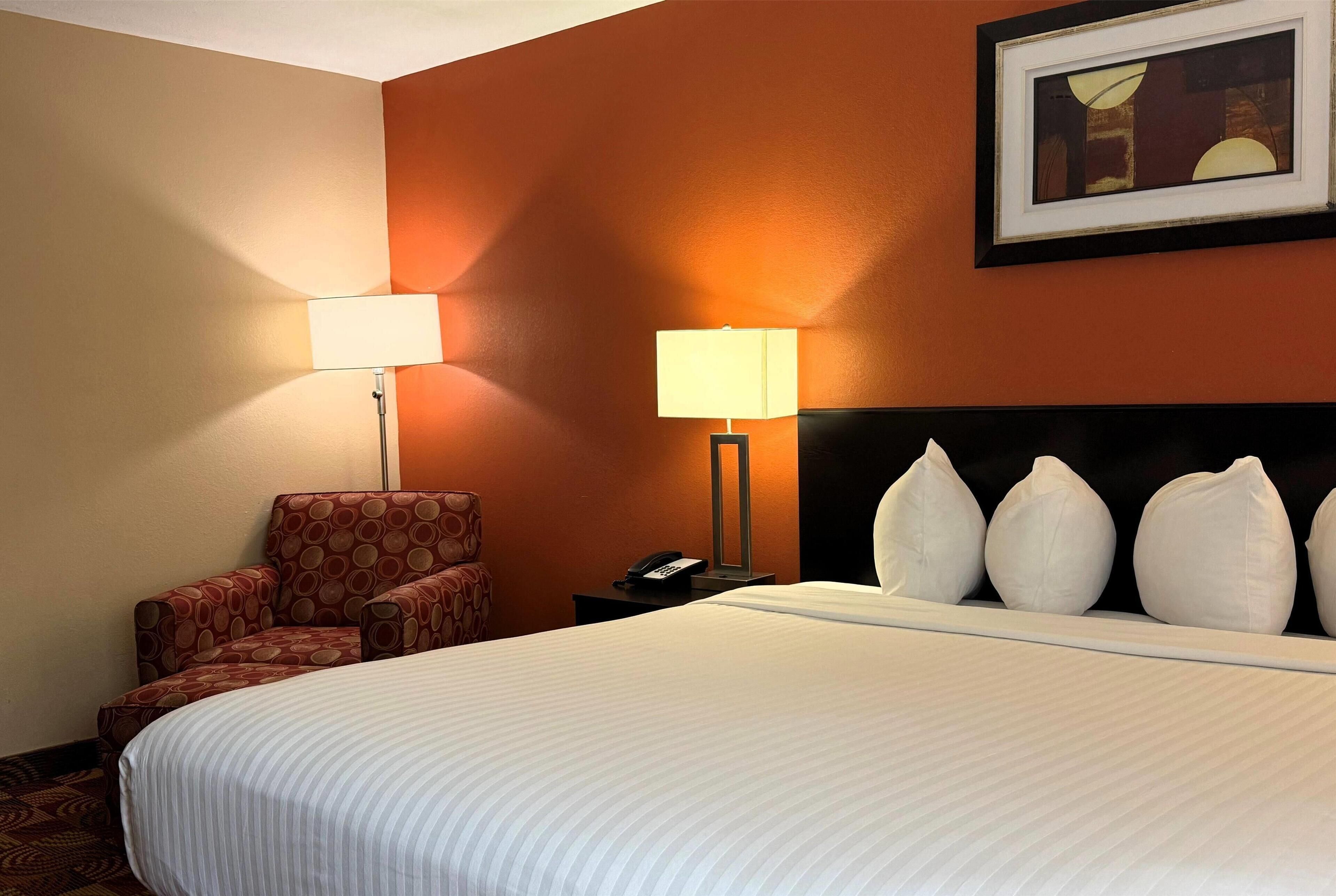 Standard-huone, 1 suuri parisänky, tupakointi kielletty | Allergiatestatut vuodevaatteet, yksilöllisesti sisustettu