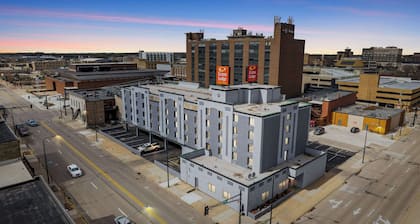 Econo Lodge Inn & Suites