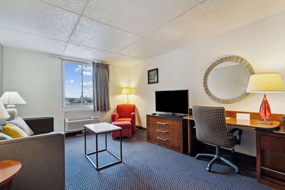 Living area | 32-inch TV with cable channels, pay movies