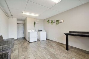 Property amenity - Econo Lodge Inn & Suites Waterloo Downtown (Waterloo)