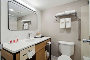 Articles de toilette (gratuits), séchoir à cheveux, serviettes fournies
