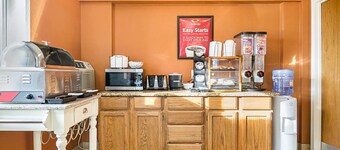 Econo Lodge Hays I-70