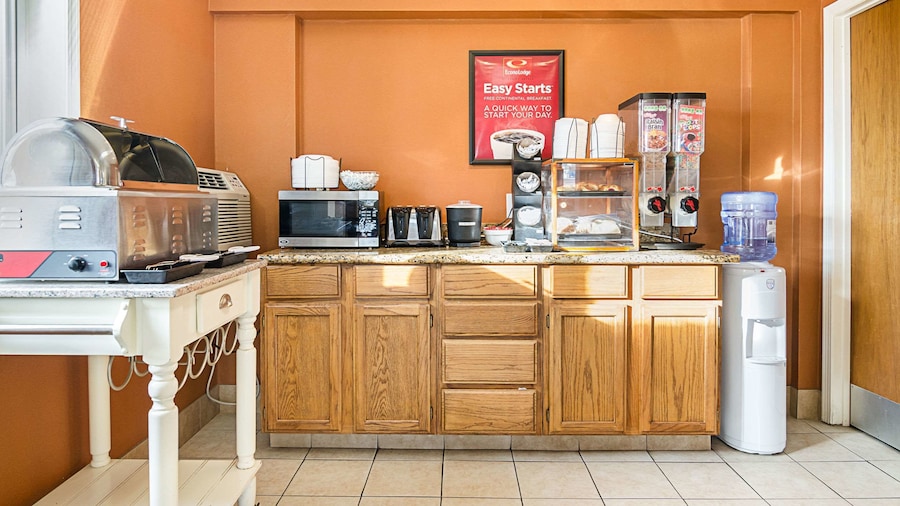 Econo Lodge Hays I-70
