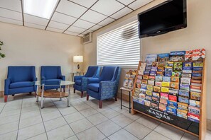 Lobby - Econo Lodge Hays I-70 (Hays)