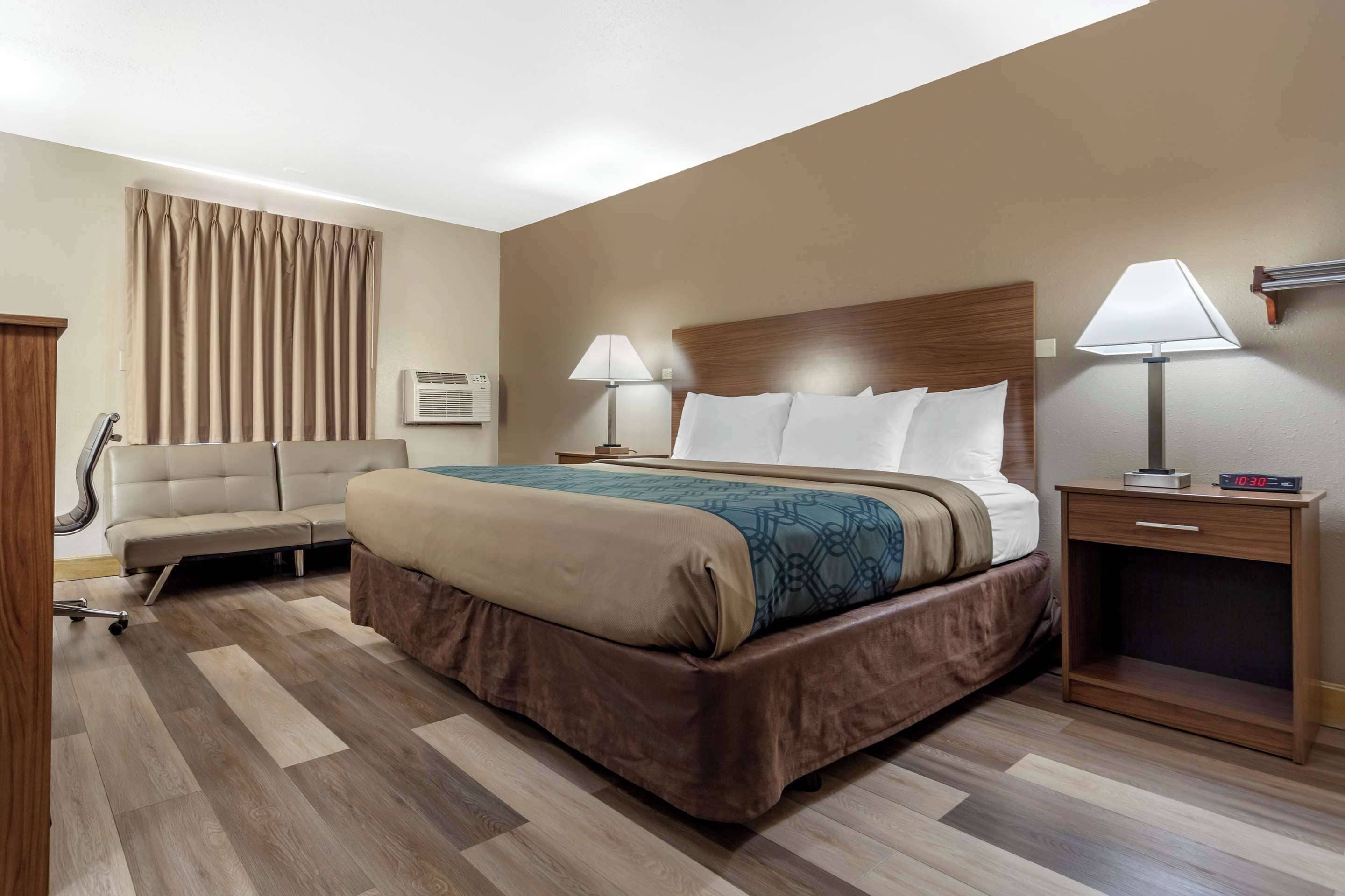 Zimmer, 1 King-Bett, barrierefrei, Nichtraucher | Kostenlose Babybetten, Zustellbetten, kostenloses WLAN, Bettwäsche