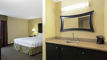 Suite, 1 King Bed | Premium bedding, desk, iron/ironing board, free cots/infant beds