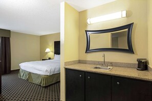 Sviitti, 1 suuri parisänky | Ylelliset vuodevaatteet, työpöytä, silitysrauta/-lauta