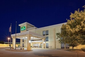 Exterior - La Quinta Inn & Suites by Wyndham Salina (Salina)