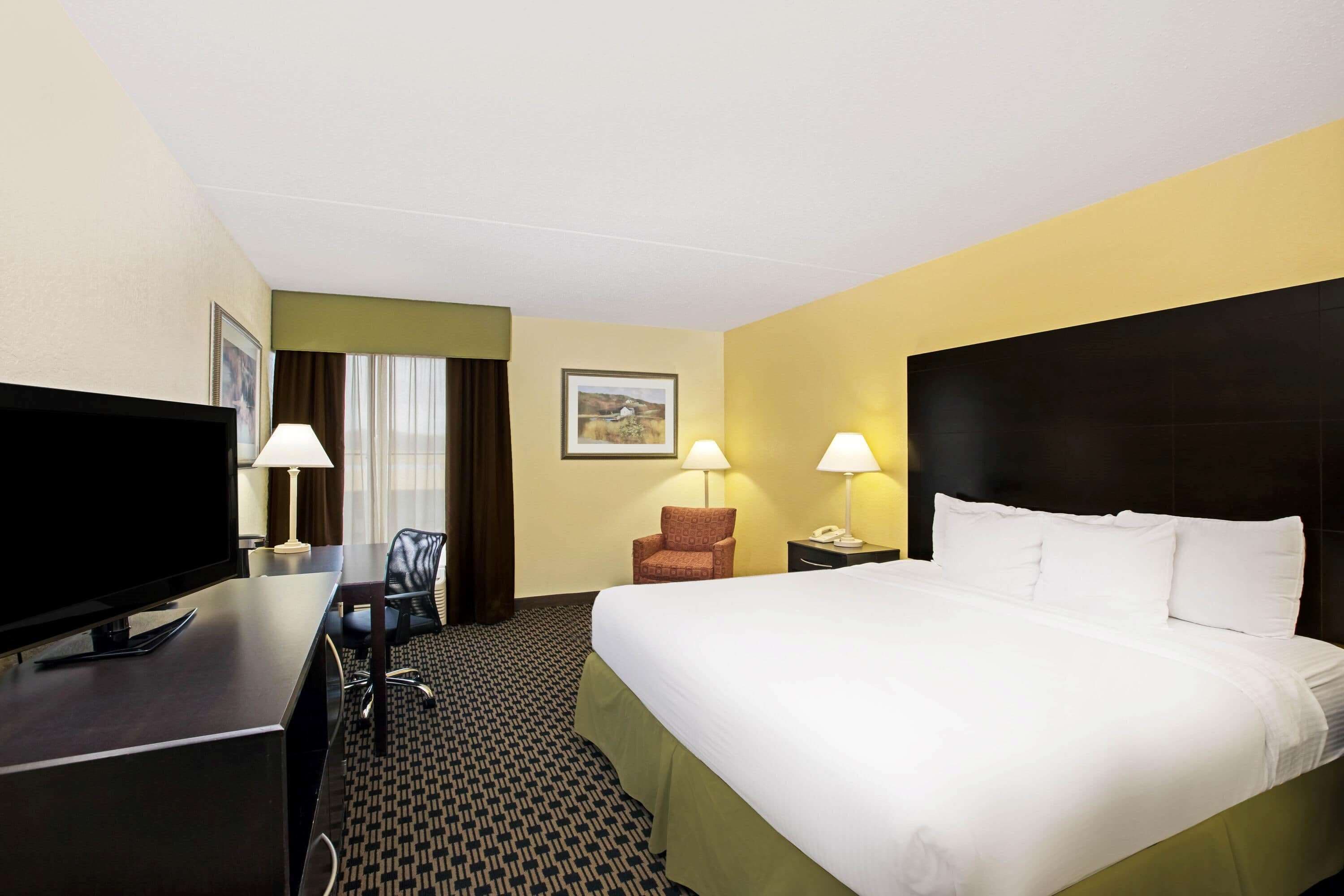 Room, 1 King Bed, Non Smoking | Premium bedding, desk, iron/ironing board, cribs (free)