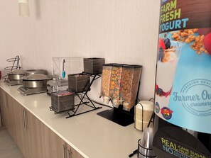 Tägliches inbegriffenes kontinentales Frühstück