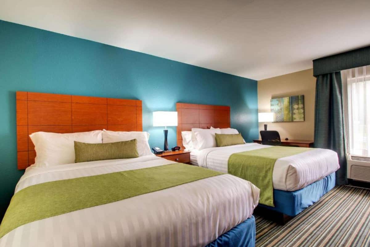 Standard Room, 2 Katil Ratu (Queen), Non Smoking, Microwave | Tilam berlapik, meja, ruang kerja komputer riba