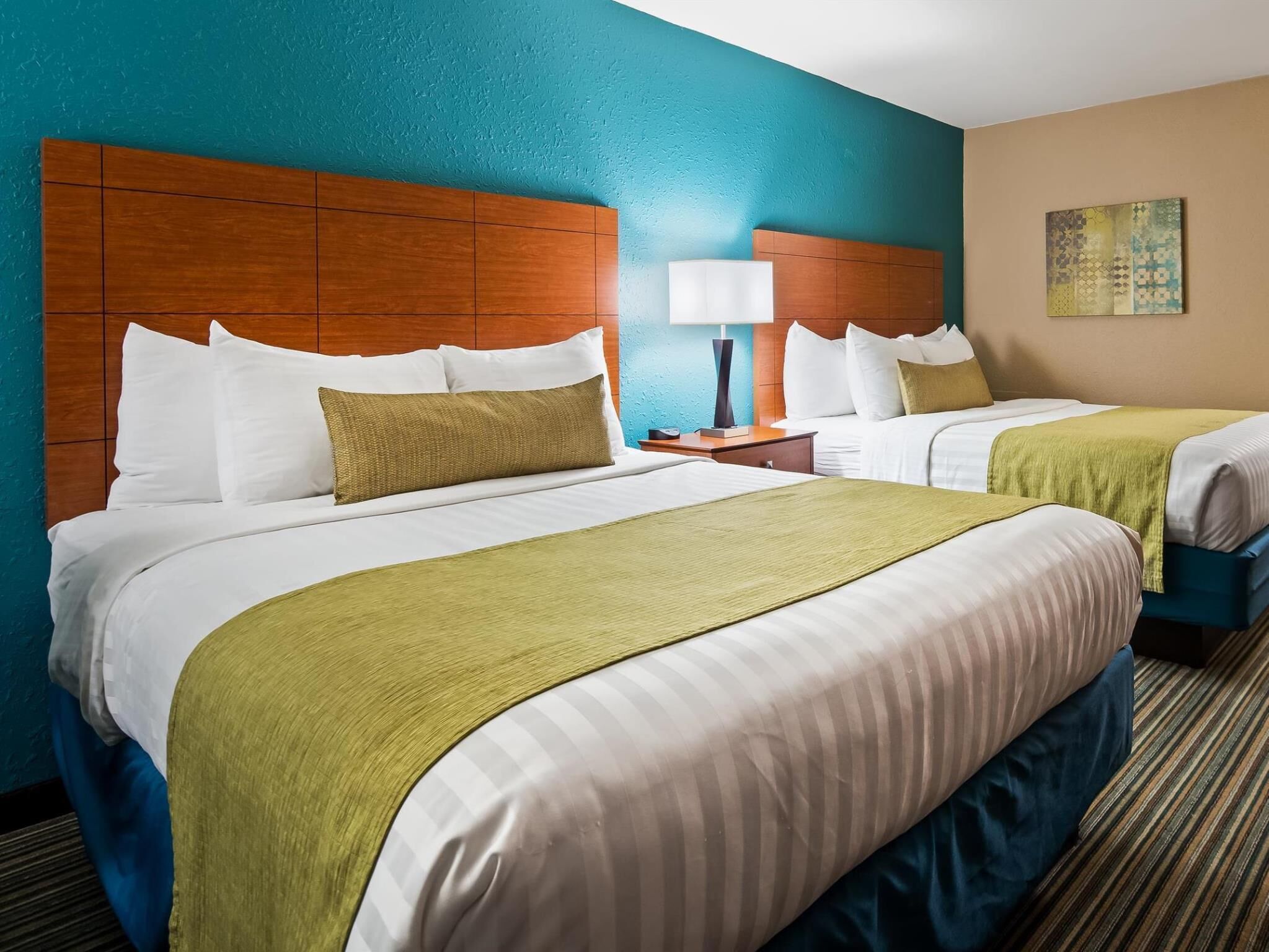 Senger med overmadrass, skrivebord og skrivebord for bærbar PC