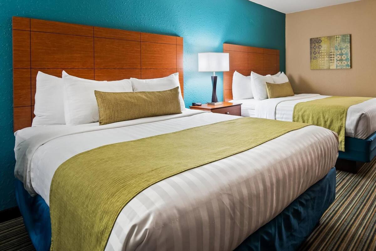 Camas con pillow-top, escritorio y espacio para trabajar con laptop