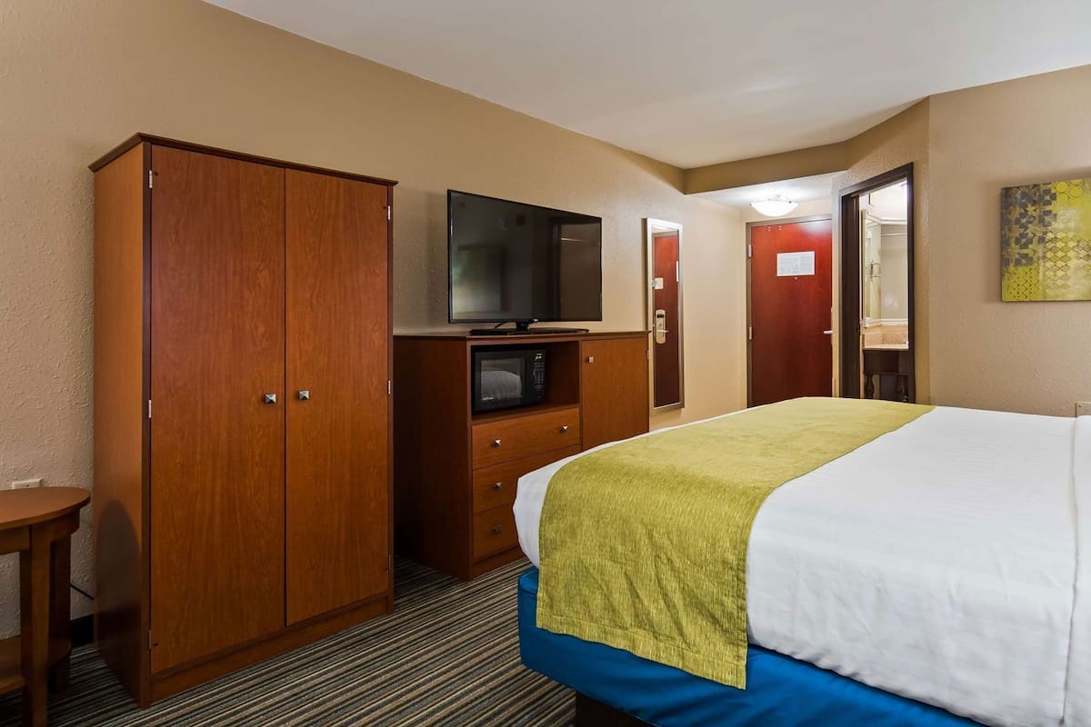 Pillowtop beds, desk, laptop workspace, blackout drapes