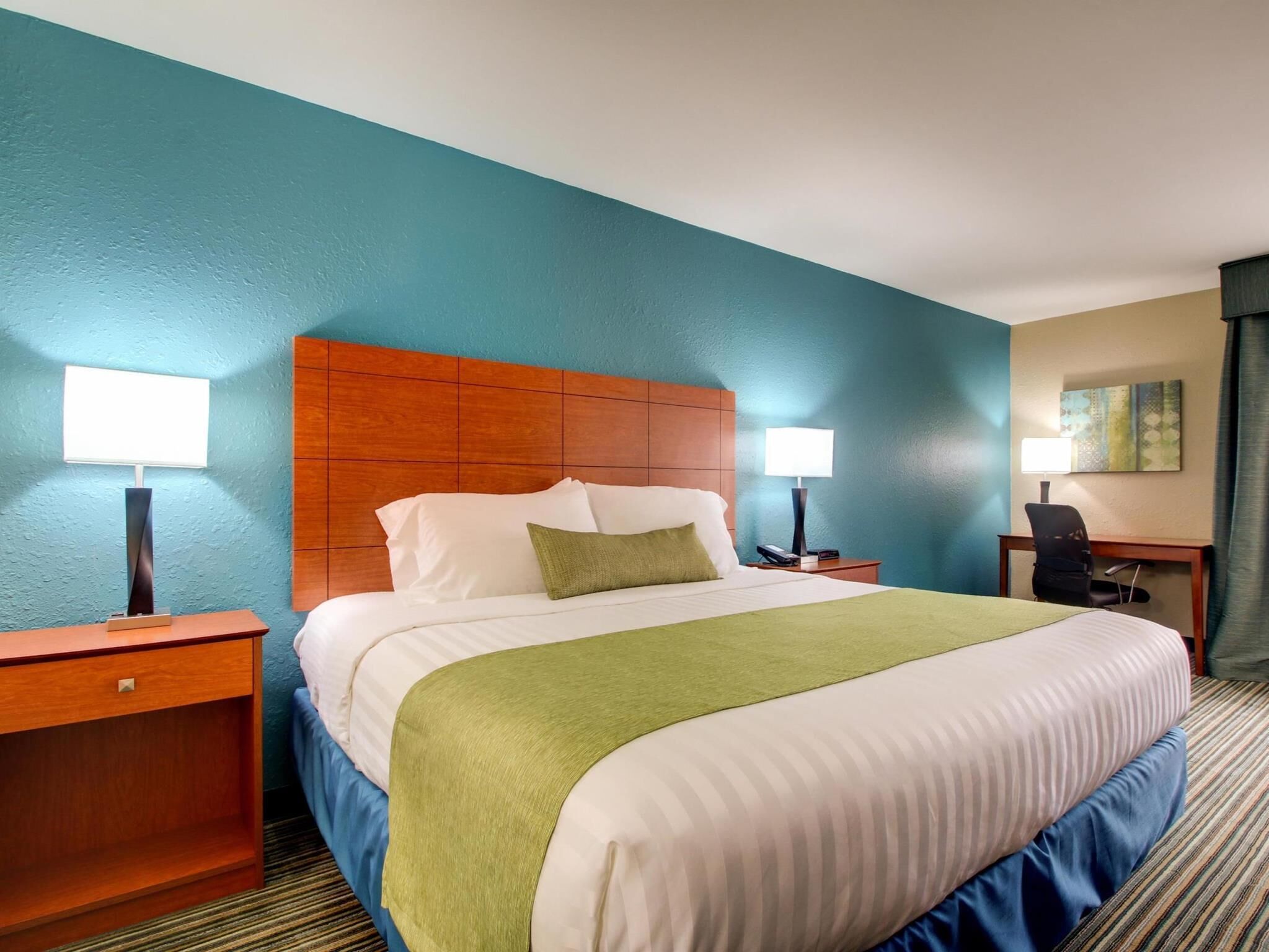 Senger med overmadrass, skrivebord og skrivebord for bærbar PC