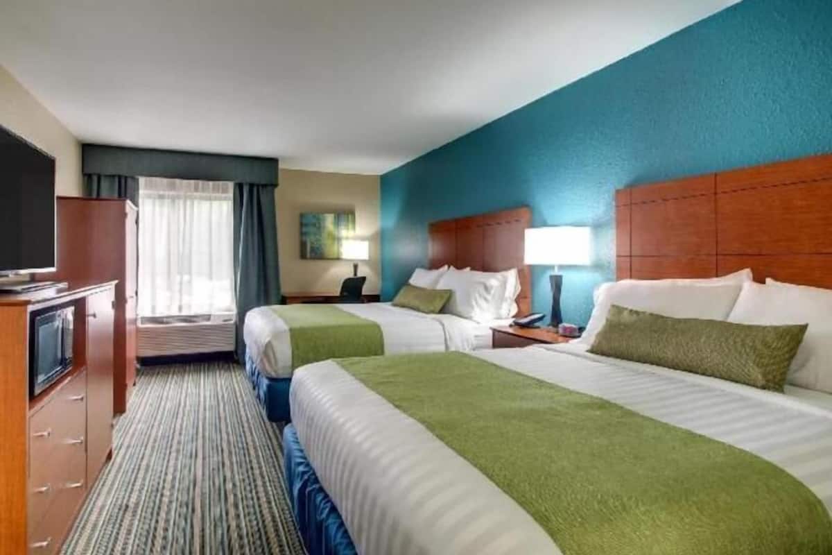 Pillowtop beds, desk, laptop workspace, blackout drapes