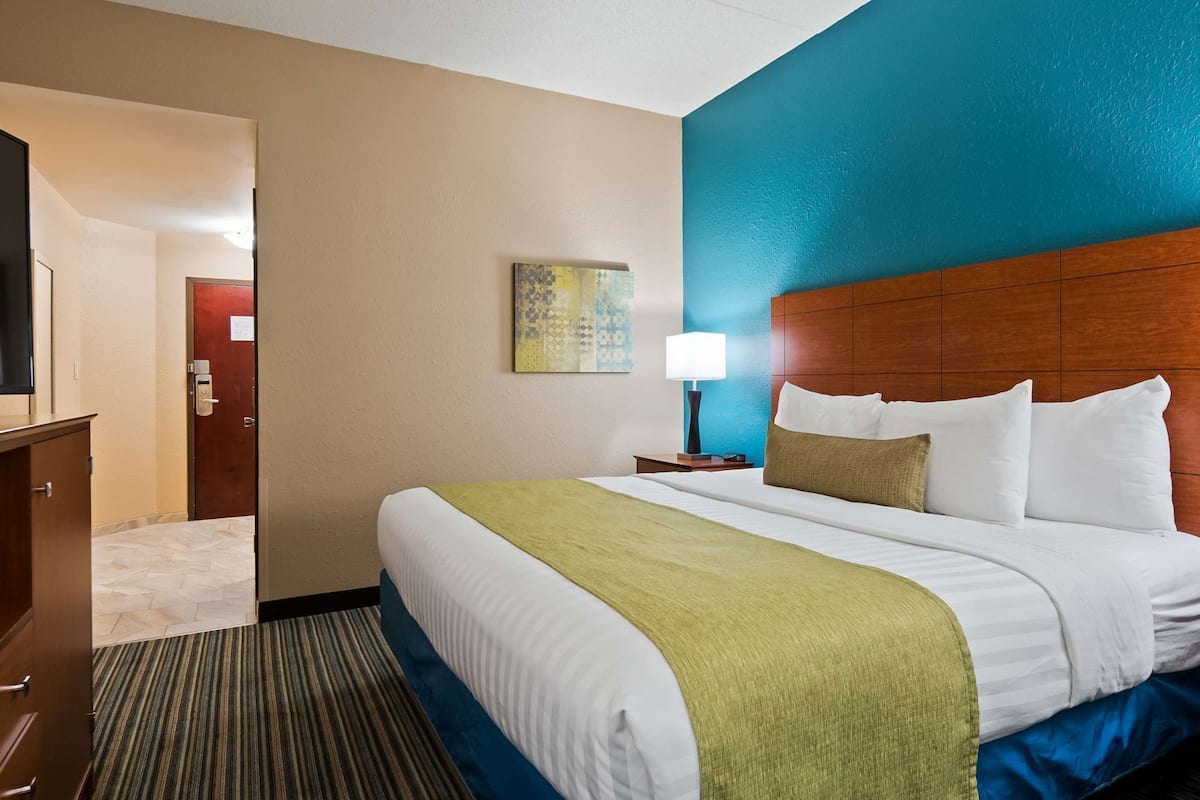 Pillowtop beds, desk, laptop workspace, blackout drapes