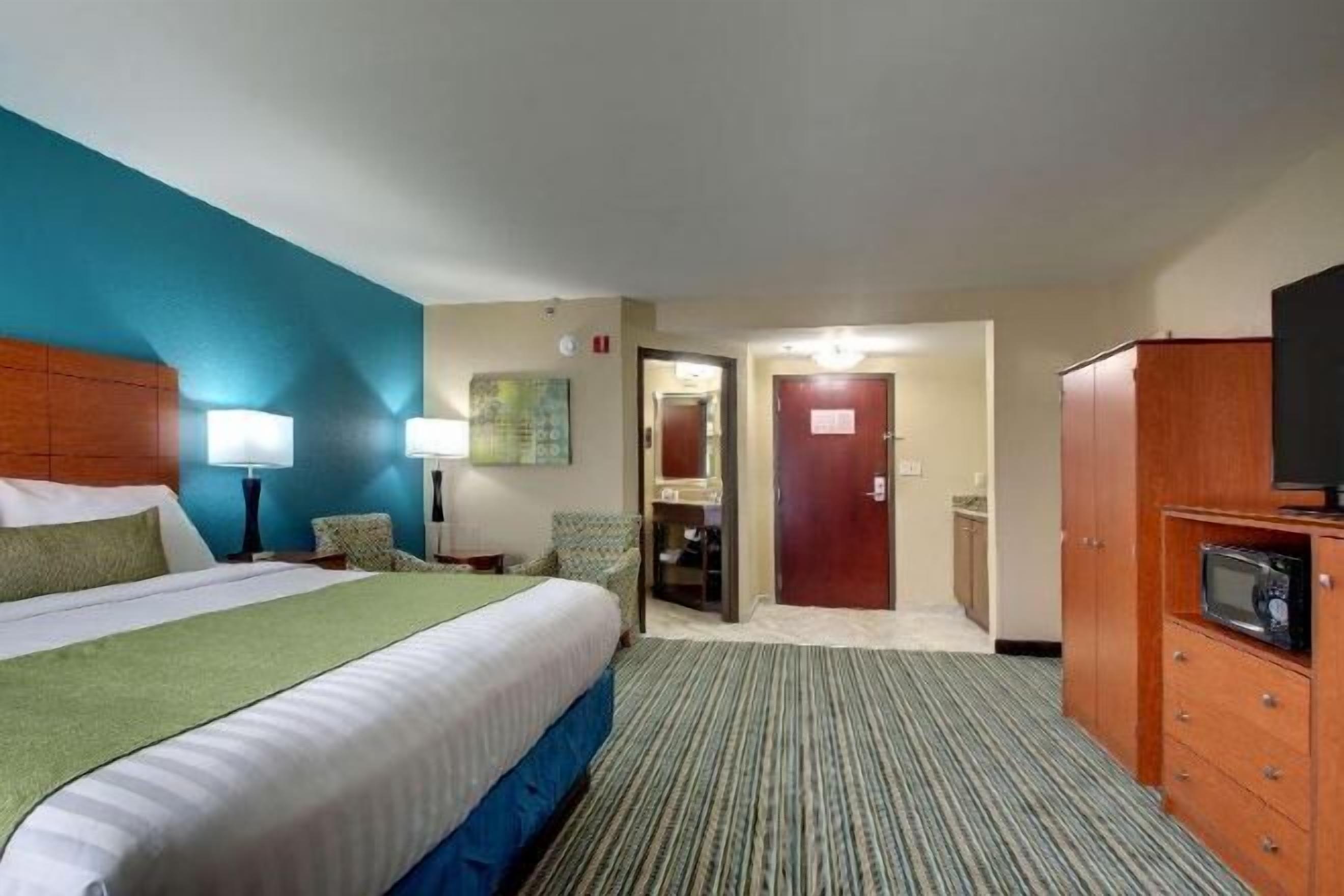 Pillowtop beds, desk, laptop workspace, blackout drapes