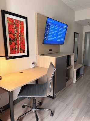 Camas con pillow-top, escritorio y espacio para trabajar con laptop 