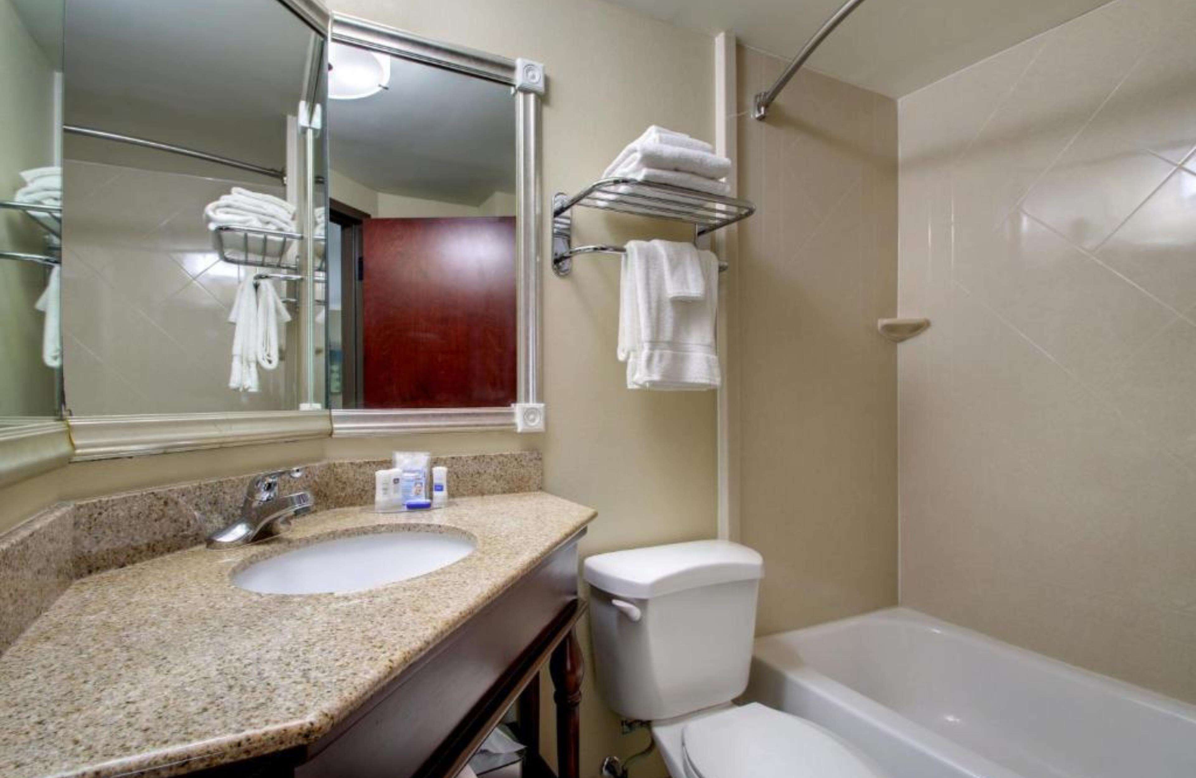 combined shower/bathtub, hair dryer, towels