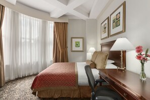 高档床上用品、加厚床垫、客房内保险箱、办公桌