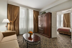 Suite Premium, 1 Tempat Tidur Queen | Seprai premium, bantalan ekstra lembut, brankas, dan meja kerja