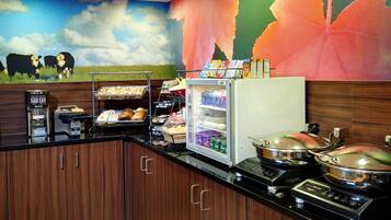 Un bar pour prendre le petit-déjeuner équipé d’un réfrigérateur, d’une machine à café et d’un four à micro-ondes.