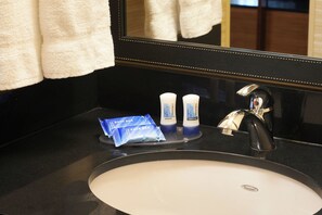 Duschwanne, kostenlose Toilettenartikel, Haartrockner, Handtücher