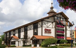 Un edificio con un letrero que dice 'DRURY INN & Suites'.