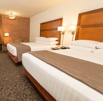 Escritorio, espacio para trabajar con laptop y cortinas blackout