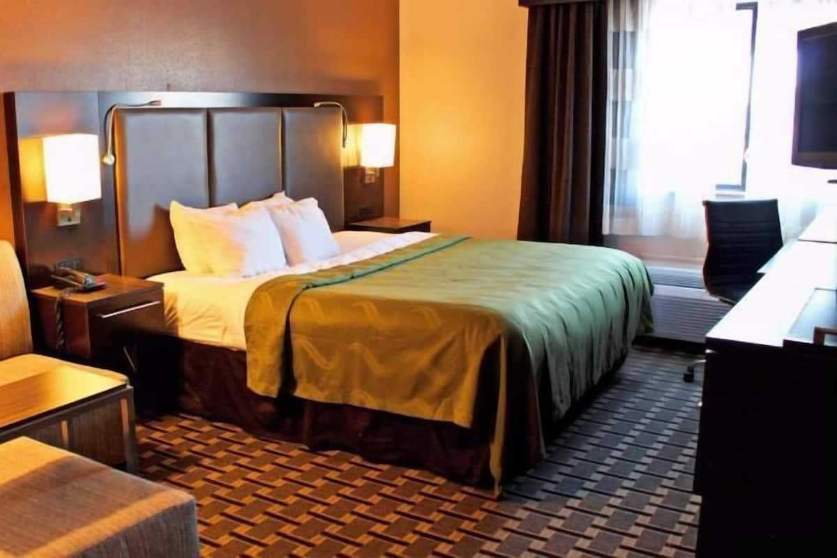 Down duvets, in-room safe, desk, laptop workspace